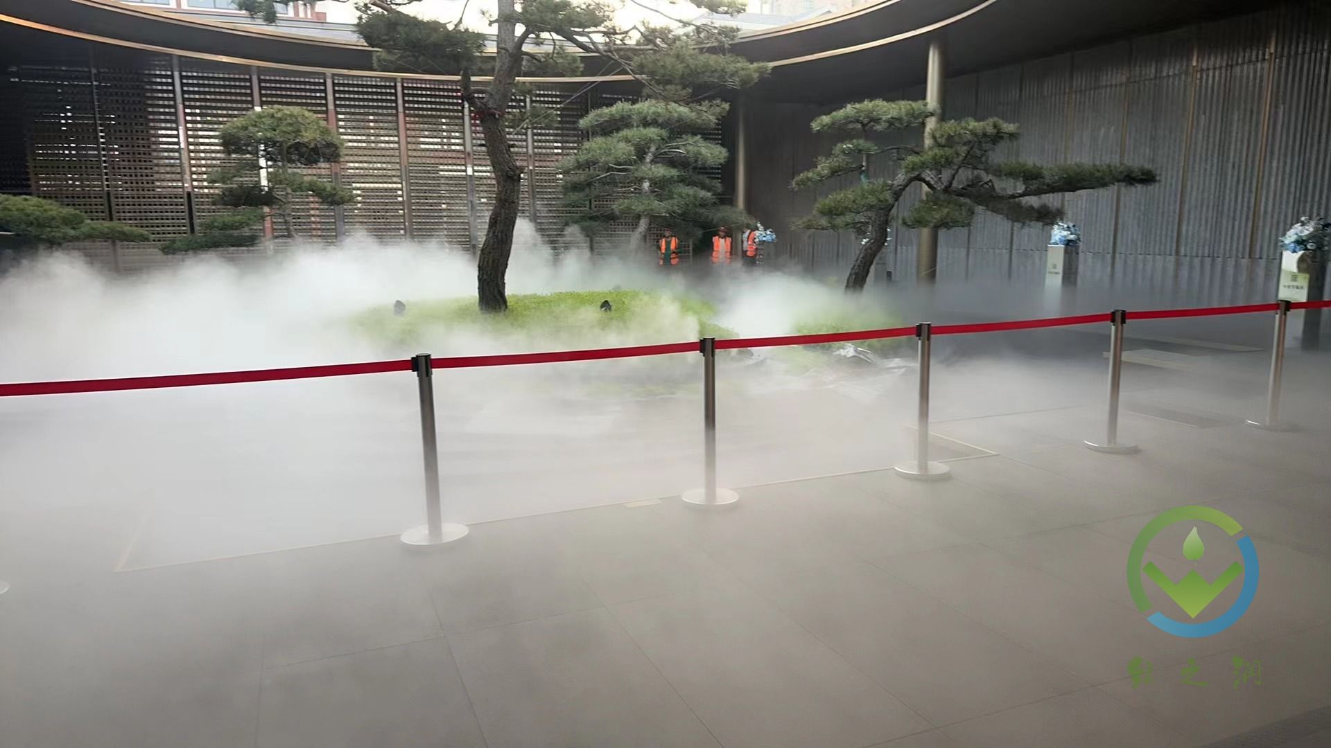 郑州中原区华曦府售楼部景观喷雾系统安装完成